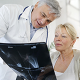 Le médecin et la patiente examinent les résultats d'une radiographie.