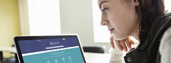 Une clinicienne étudie la page d’accueil de Quorum sur son ordinateur