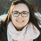 Jeune femme ayant partagé son expérience des soins de santé dans le nord de l'Ontario devant son domicile à Moose Factory par une froide journée d'hiver ensoleillée
