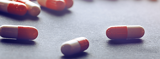 Photo de capsules de pilules rouges et blanches sur une table